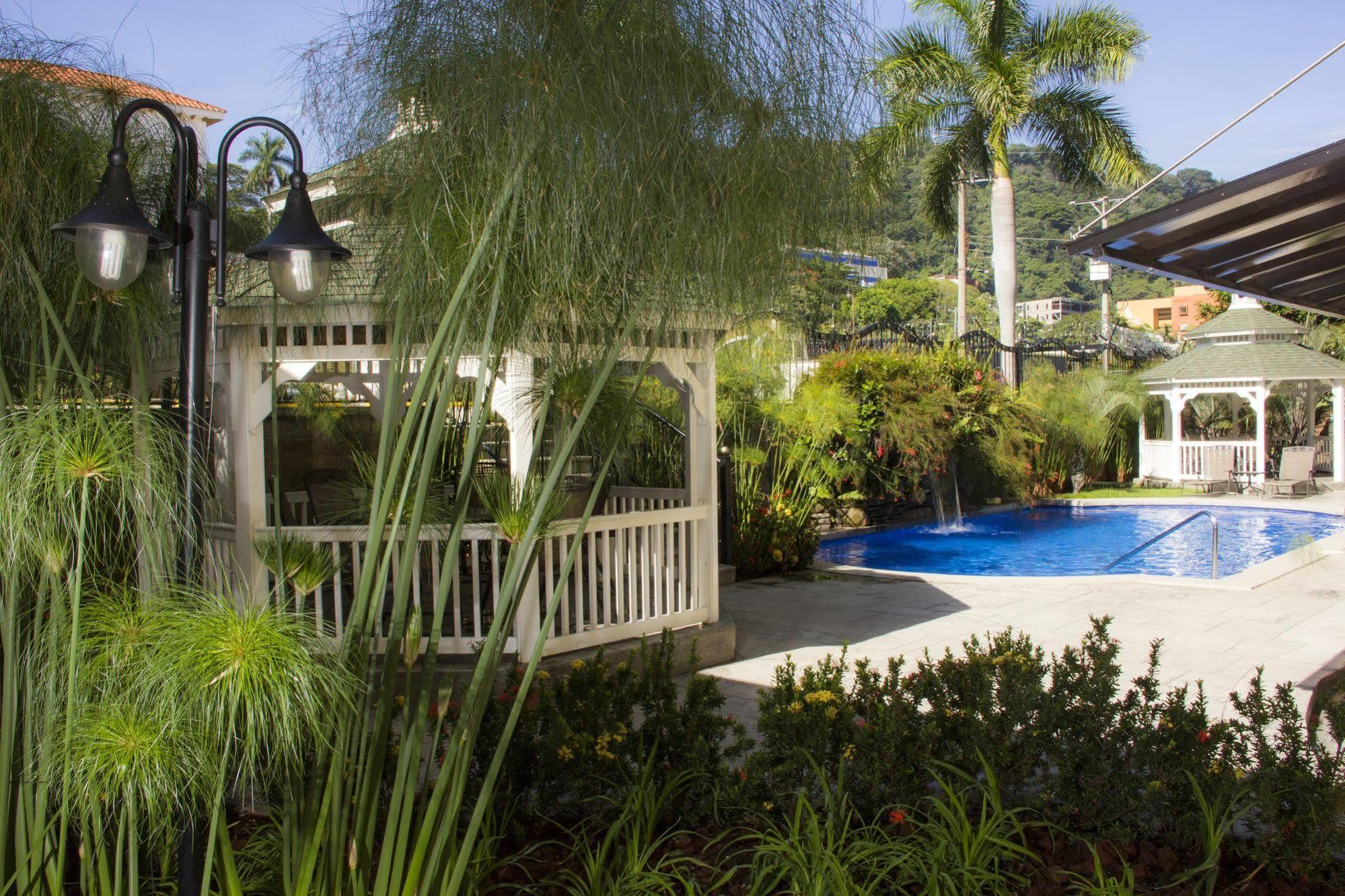 Beverly Hills: Hotel And Business Nuevo Cuscatlan ภายนอก รูปภาพ